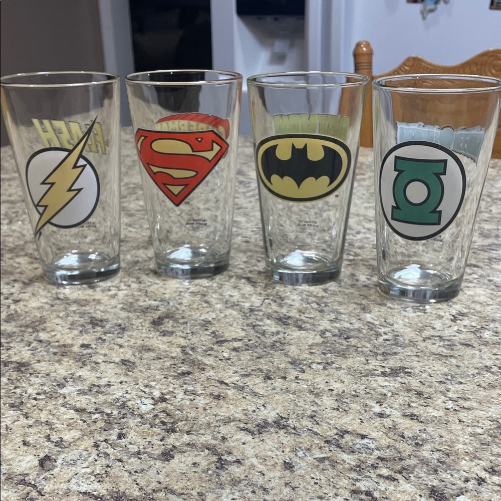 DC Comics Super Heroes Glass Cups. Set of 4. EUC